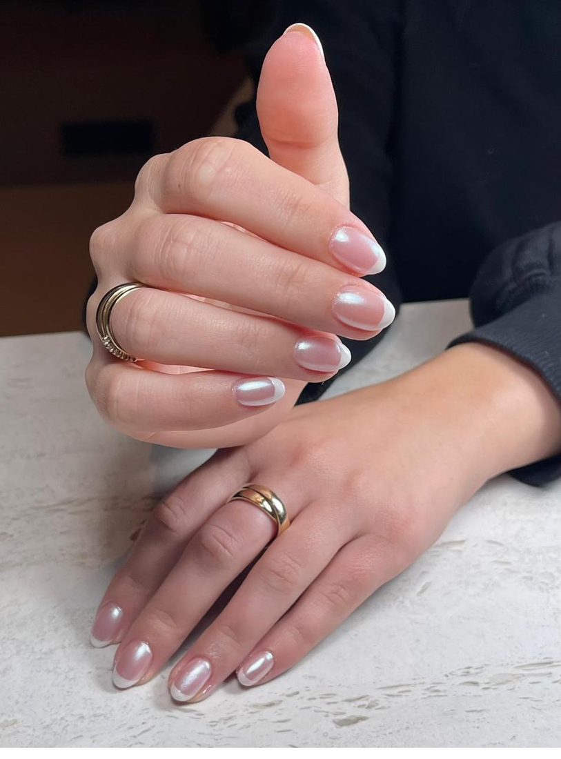 French Maniküre mit Pearl-Finish, mandelförmig