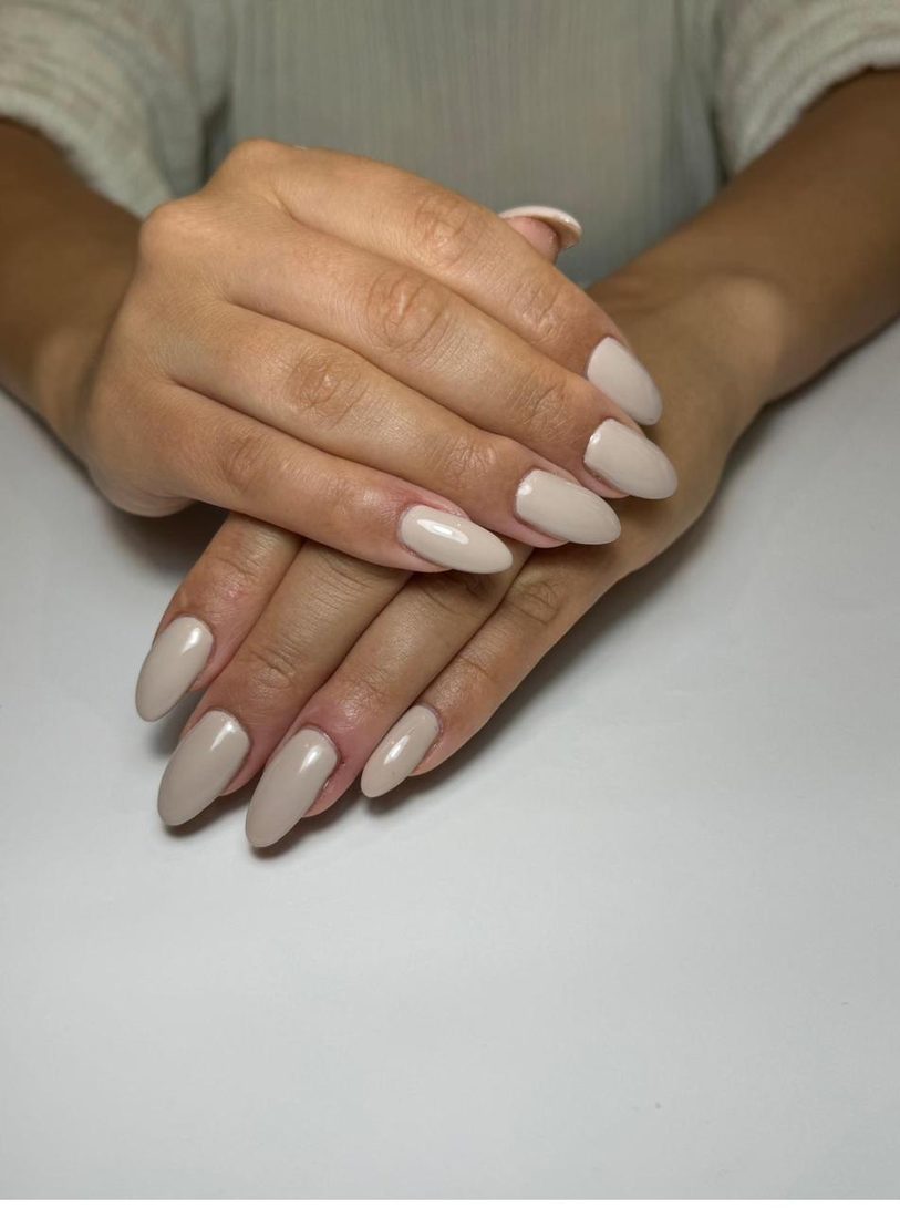 Nude Gelnägel in Beige, mandelförmig – Nageldesign Stuttgart