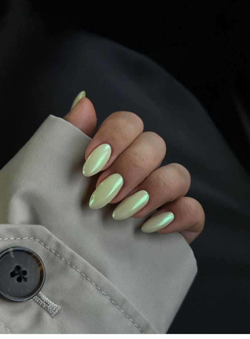 Pastellgrüne Chrome Gelnägel mit Glow-Effekt