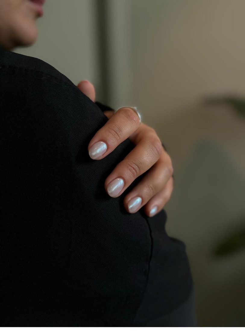 Kurze Naturnägel mit Pearl-Chrome-Finish