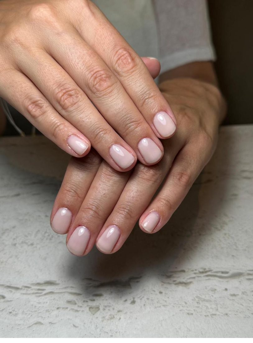 Milchige Babyboomer Naturnägel in zartem Rosa