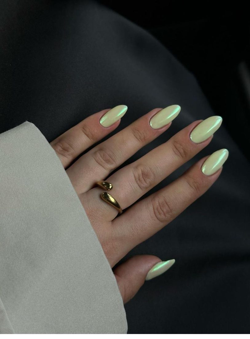Pearl Chrome Nägel mit irisierendem Schimmer, mandelförmig