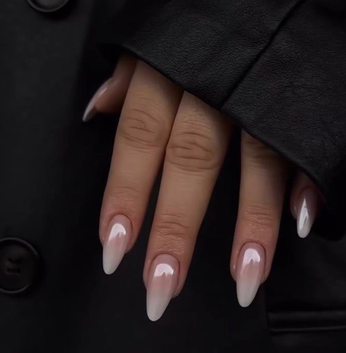 Glänzende Chrome-Ombré Gelnägel in zartem Nude-Weiß, mandelförmig – Nageldesign von Gresa Nails Stuttgart