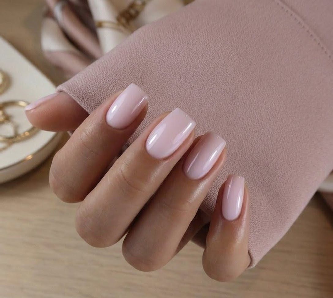 Zarte milchig-rosa Nude-Nägel in eleganter Squareform – Nageldesign von Gresa Nails Stuttgart