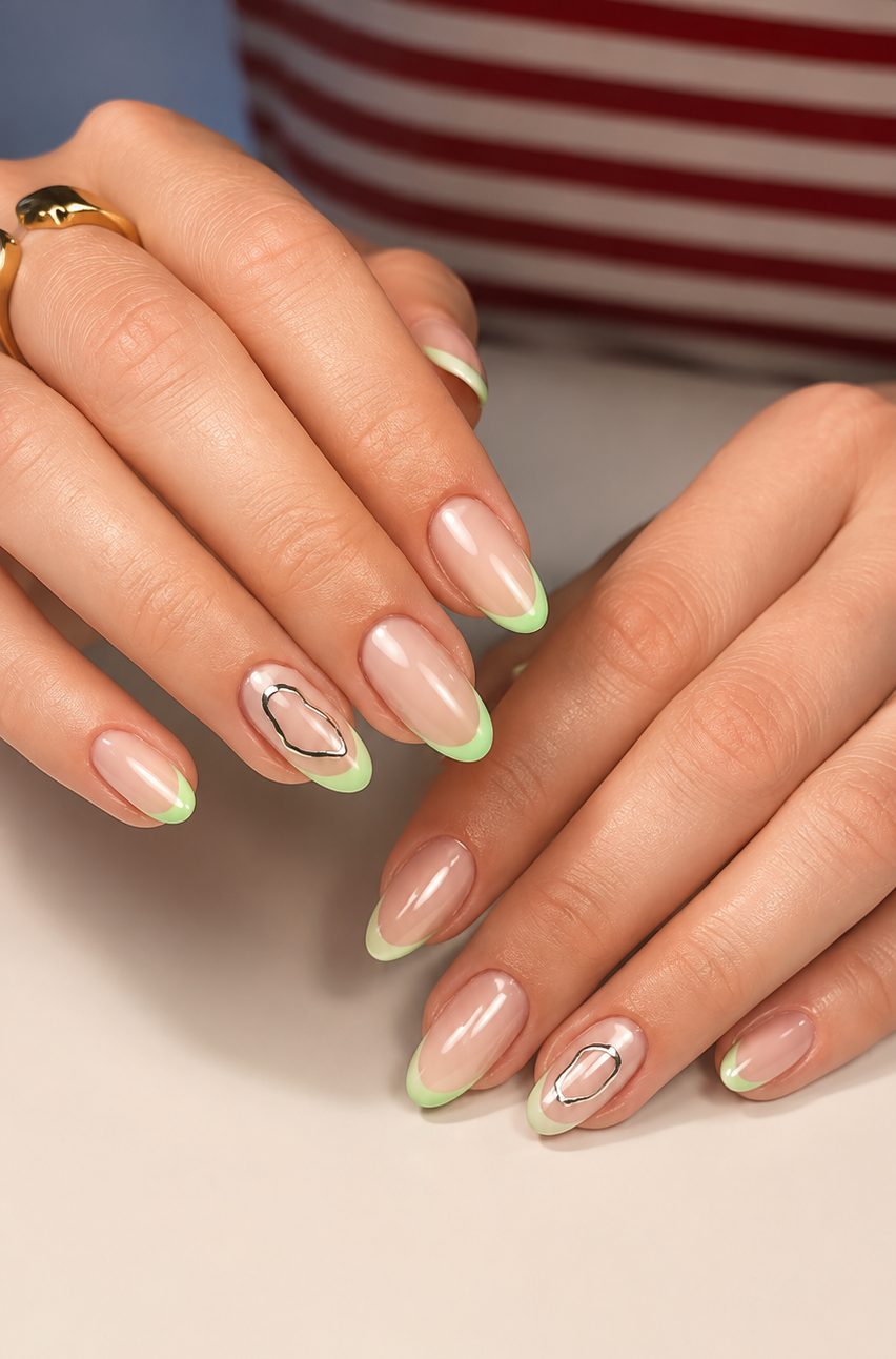 French-Nägel in Mandelform mit pastellgrünen Spitzen und silbern umrandetem Oval als Akzent – Nageldesign von Gresa Nails Stuttgart